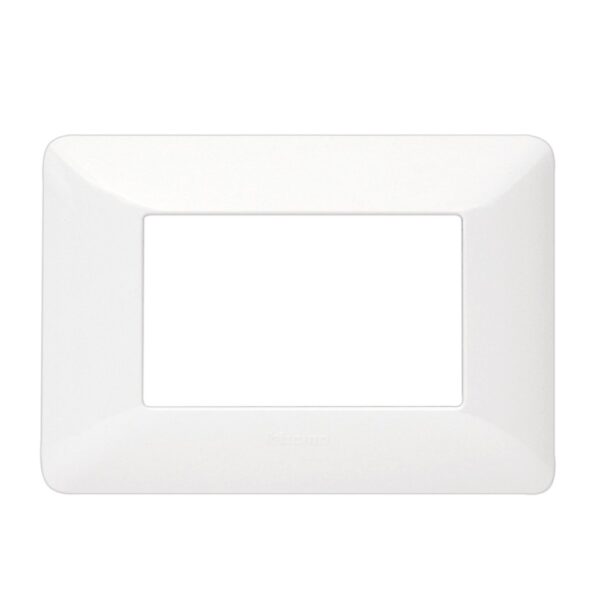 Placa de 3 módulos Bticino Matix AM503S/3BN blanca con soporte de montaje expuesto