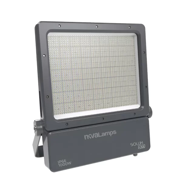 Reflector LED Solum 1000W de NovaLamps industrial para canchas de futbol y fachadas con protección IP66